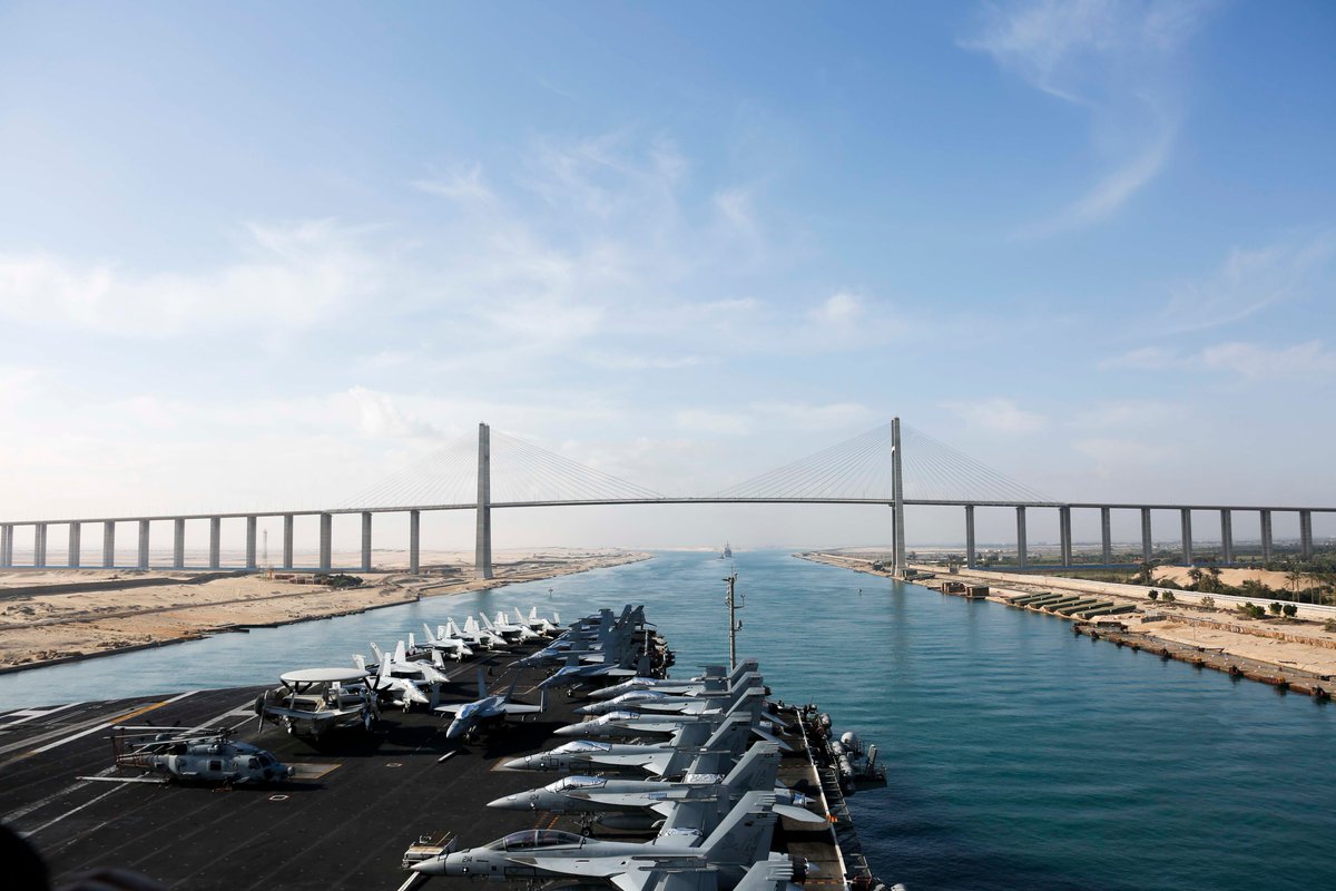 USS Abraham Lincoln passing through Suez Canal in Egypt (Photo: US Navy)   