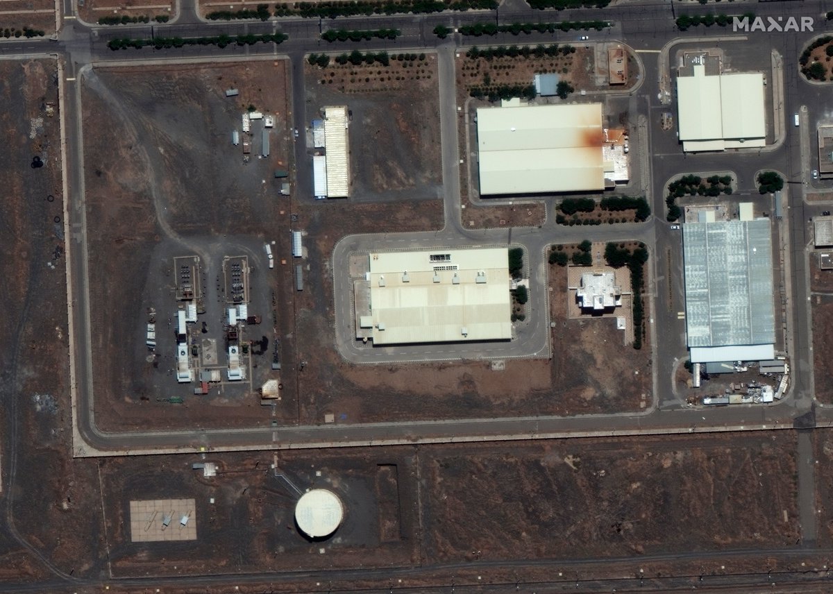 A high-resolution satellite image of the Natanz enrichment facility in Iran, collected today by @Maxar, provides a clear visual of the extent of the recent explosion and fire that destroyed a building. Debris is spread nearly 100 meters away