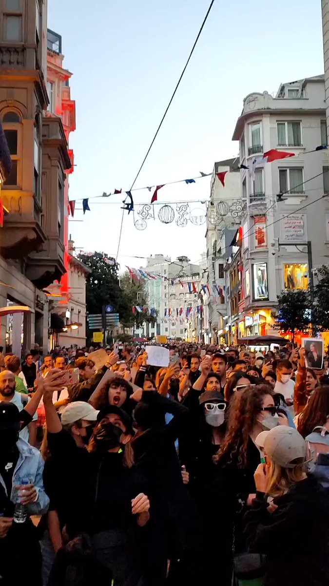 Hundred of Iranian gathered in Istanbul over the death last week of a 22-year-old woman in police custody. The protesters chanted slogans against Khamenei and the hijab laws.   Footage: Taksim, Istanbul. 20 of September