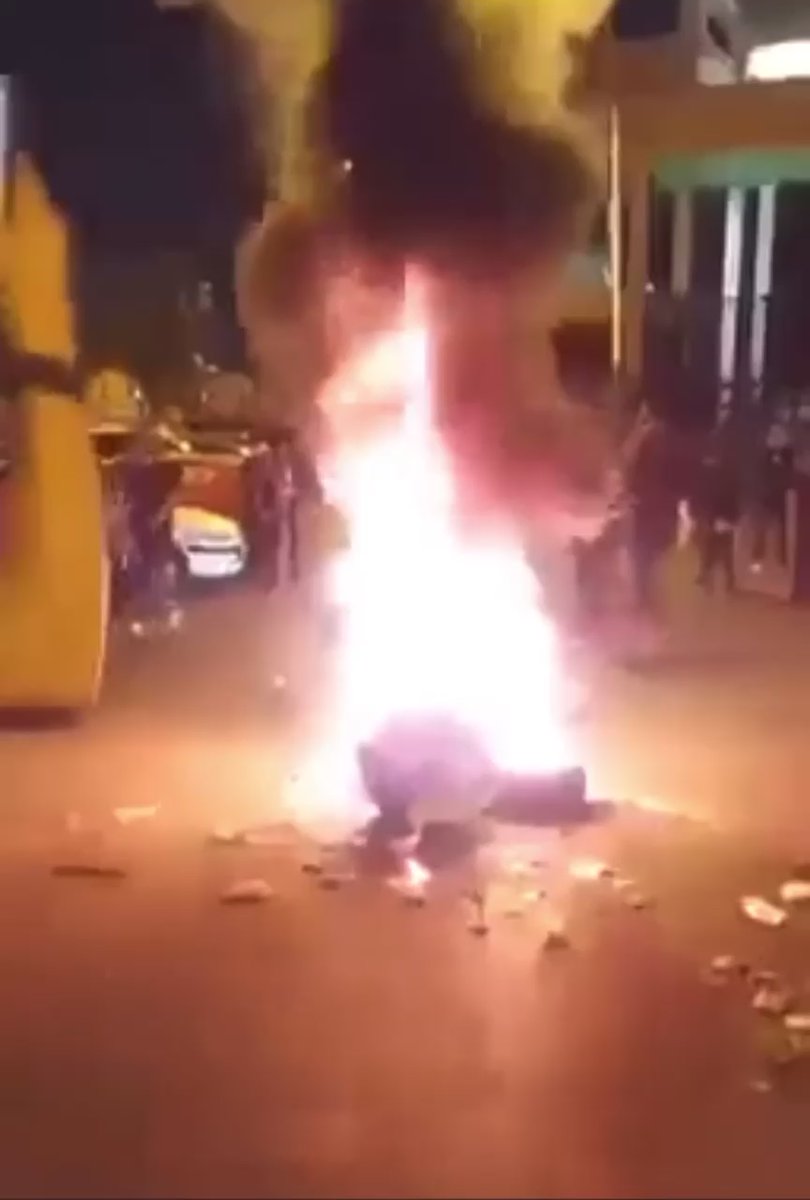 Tehran tonight. Night 9 of nation wide Iran Protests now IranRevolution - a bonfire of hijabs with women saying: We don't want an Islamic Republic