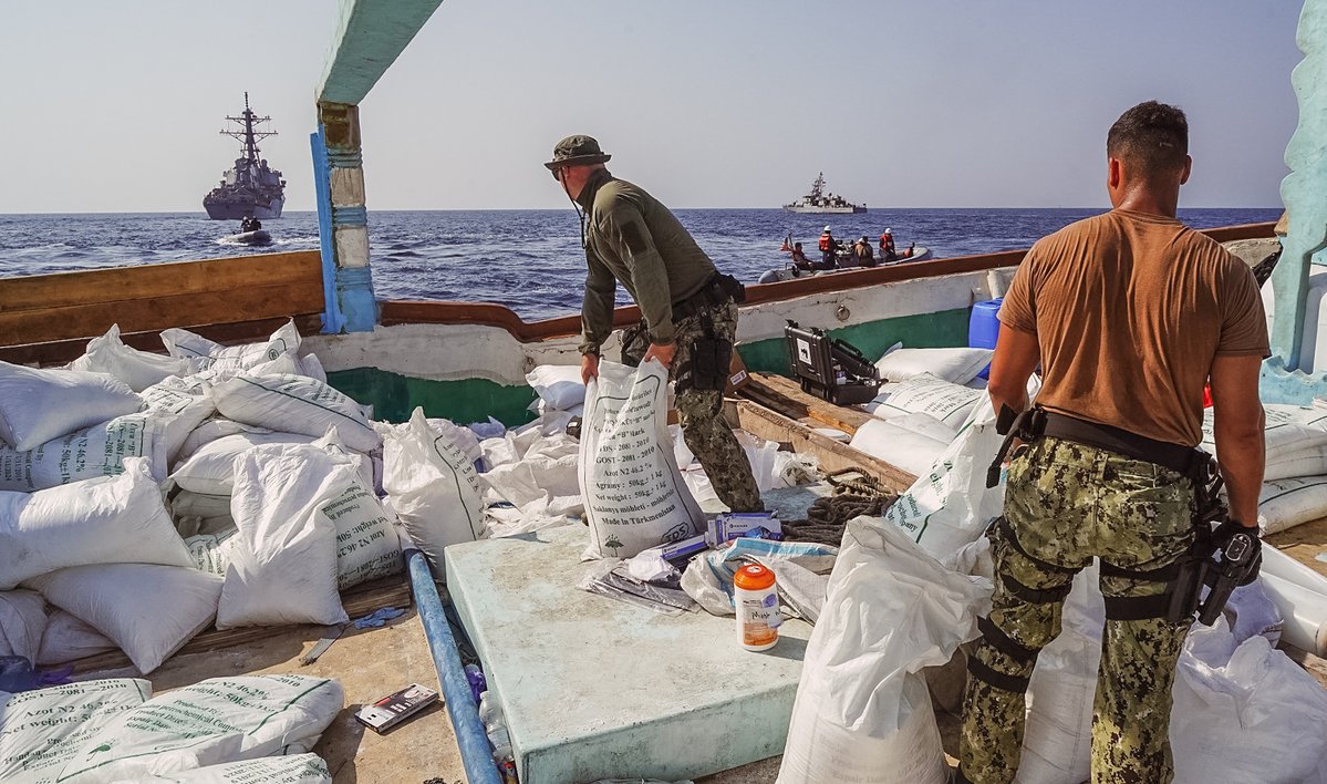A stateless fishing boat, carrying 180+ tons of urea fertilizer and ammonium perchlorate from Iran and bound for Yemen, was intercepted by @USCG and @USNavy