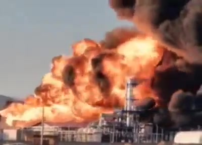 Reservoirs of a mini-refinery, situated in the eastern special economic zone of Birjand in Iran, were engulfed in flames today on Sunday. Thus far, three reservoirs of this mini-refinery have exploded, resulting in the fire extending to all other tanks