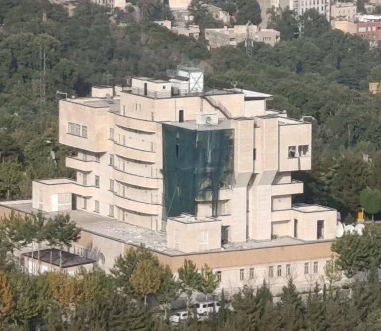 Geolocalización del edificio en el norte de Teherán donde supuestamente fue asesinado Ismail Haniyeh: 35.81931, 51.41559. Un funcionario iraní compartió la imagen con @farnazfassihi y está circulando en Telegram. Se ven telas verdes y escombros en el lado este del edificio.