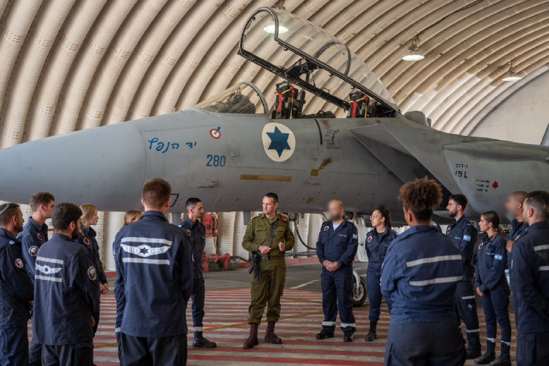 In einem Gespräch mit dem Personal der israelischen Luftwaffe auf dem Luftwaffenstützpunkt Tel Nof sagte Generalstabschef Herzi Halevi, Israel befinde sich in höchster Alarmbereitschaft und werde in der Lage sein, auf jeden Angriff schnell zu reagieren.