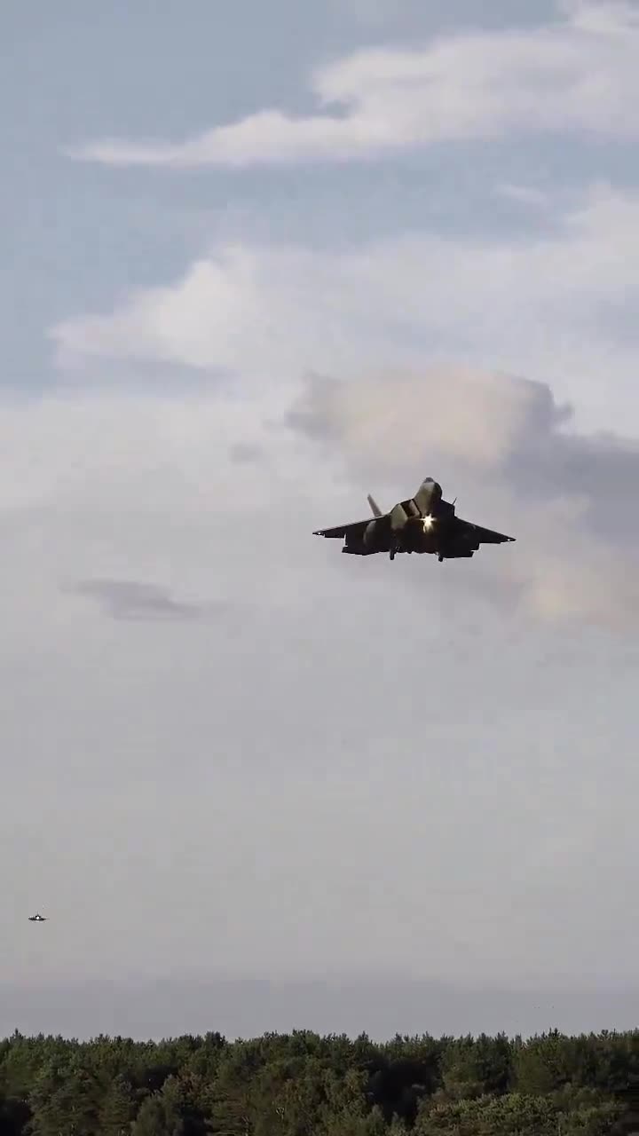 As part of the US assessments of Iranian revenge and fear of a regional war: 12 F-22 Raptor stealth aircraft, one of the most advanced air superiority aircraft in the world, are making their way to the Middle East. The planes are accompanied by at least 3 American refuelers.