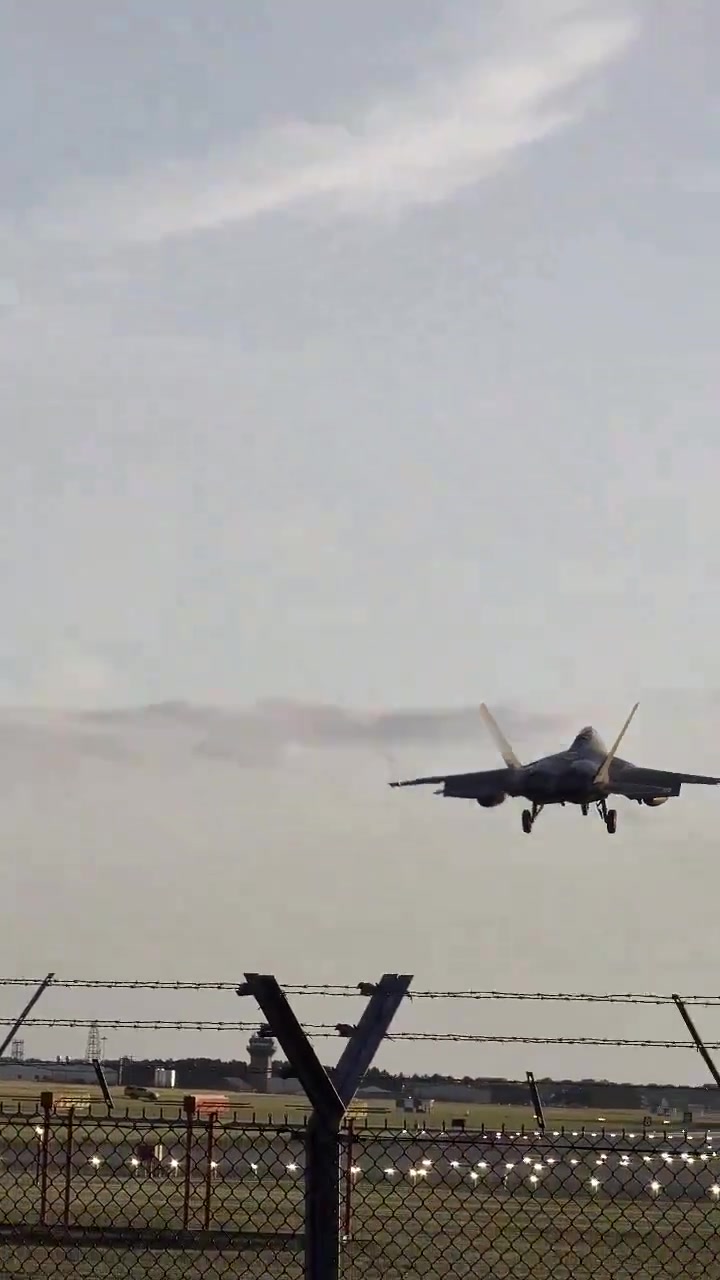 As part of the US assessments of Iranian revenge and fear of a regional war: 12 F-22 Raptor stealth aircraft, one of the most advanced air superiority aircraft in the world, are making their way to the Middle East. The planes are accompanied by at least 3 American refuelers.