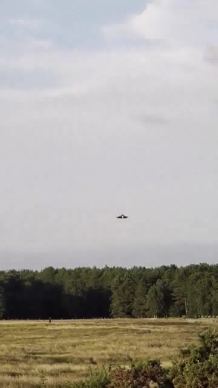 As part of the US assessments of Iranian revenge and fear of a regional war: 12 F-22 Raptor stealth aircraft, one of the most advanced air superiority aircraft in the world, are making their way to the Middle East. The planes are accompanied by at least 3 American refuelers.