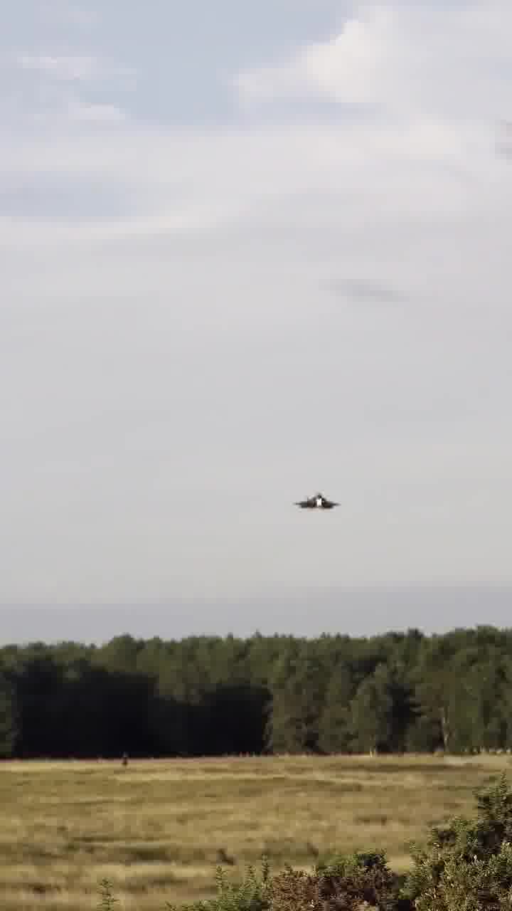 As part of the US assessments of Iranian revenge and fear of a regional war: 12 F-22 Raptor stealth aircraft, one of the most advanced air superiority aircraft in the world, are making their way to the Middle East. The planes are accompanied by at least 3 American refuelers.