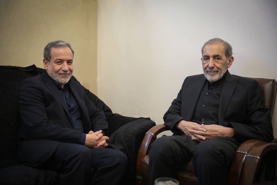 Le ministre iranien des Affaires étrangères, Araghchi, a rencontré vendredi Ali Akbar Velayati, conseiller en politique étrangère du guide suprême iranien Ali Khamenei et ancien ministre des Affaires étrangères.