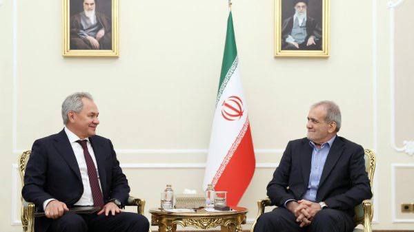 De Iraanse president Masoud Pezeshkian ontmoette Sergei Shoigu, de secretaris van de Russische Veiligheidsraad in Teheran, te midden van berichten over 'geheime' nucleaire samenwerking tussen beide partijen