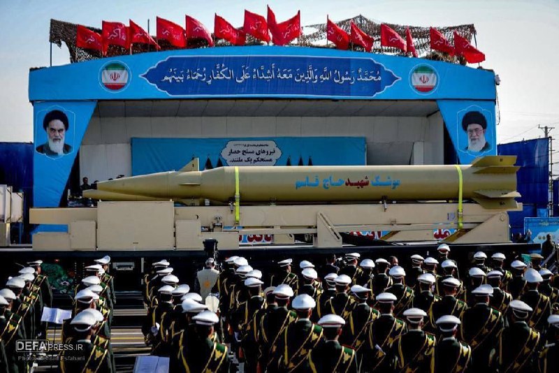 Aujourd'hui, un défilé militaire a eu lieu en Iran au cours duquel l'Iran a présenté un nouveau missile balistique  Jihad  qui peut voler à une portée d'environ 1 000 km.