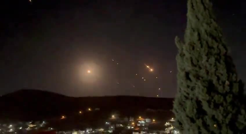 Ce qui semble être des missiles balistiques tirés depuis l'Iran s'abattent sur Israël