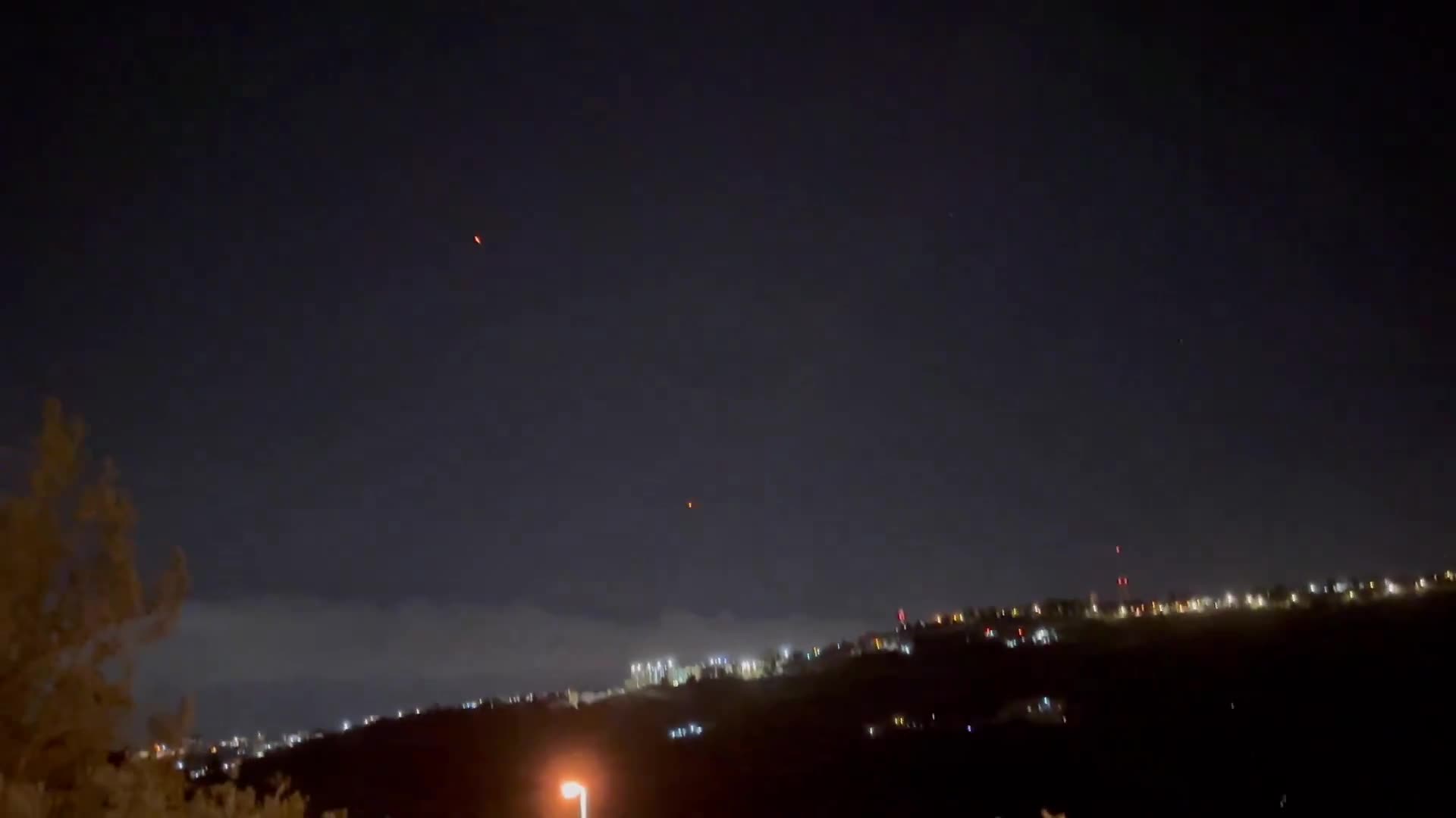 A  number of projectiles (ballistic missiles, interceptions) seen from Jerusalem