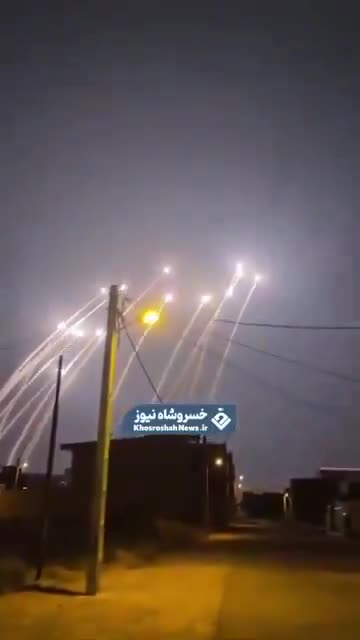 Berichten zufolge zeigen Aufnahmen den Abschuss mehrerer ballistischer Raketen aus dem Iran heute Abend