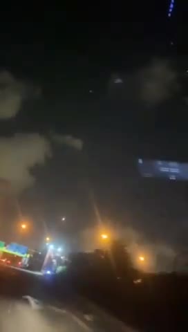 Imágenes que parecen mostrar el impacto de un misil balístico iraní esta noche en el área de Tel Aviv en el centro de Israel