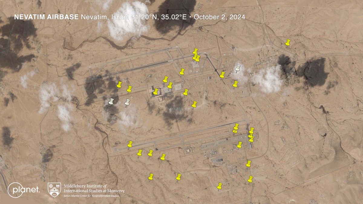 Pelo menos 32 mísseis atingiram a Base Aérea de Nevatim (pinos) - embora três pontos de impacto estejam obscurecidos por nuvens no Skysat de 50 cm e tenham sido feitos com imagens Dove de 3 m (pinos brancos)