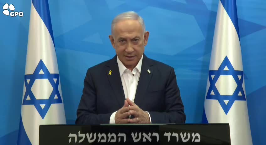 El Primer Ministro Netanyahu: Hace un mes, cuando se estaba acabando la destrucción de los batallones de Hamás en Gaza, empezamos a cumplir la promesa que hice a los habitantes del norte. Matamos a Nasrallah y a la cúpula de Hezbollah. Matamos a los comandantes de la fuerza Radwan que planeaban invadir Galilea y llevar a cabo una masacre de nuestros ciudadanos mayor y más terrible que la del 7 de octubre. Irán ha lanzado dos veces cientos de misiles contra nuestro territorio, en uno de los mayores ataques con misiles balísticos de la historia. Ningún país del mundo habría aceptado un ataque así, ni tampoco el Estado de Israel, y responderemos a estos ataques.