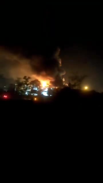 Incendio en la refinería de Shushtar Petro Gobernador de Shushtar: Hace unos minutos, uno de los tanques de combustible de la refinería de Shushtar Petro se incendió. Los bomberos y las fuerzas de rescate están tratando de controlar el incendio.