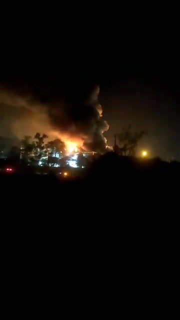 Incendio en la refinería de Shushtar Petro Gobernador de Shushtar: Hace unos minutos, uno de los tanques de combustible de la refinería de Shushtar Petro se incendió. Los bomberos y las fuerzas de rescate están tratando de controlar el incendio.