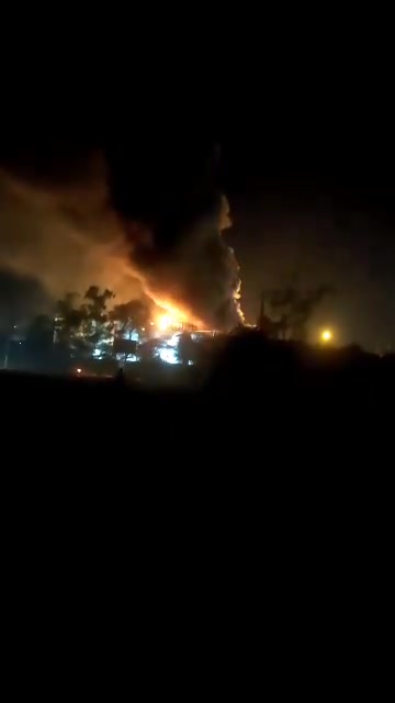 Incendio en la refinería de Shushtar Petro Gobernador de Shushtar: Hace unos minutos, uno de los tanques de combustible de la refinería de Shushtar Petro se incendió. Los bomberos y las fuerzas de rescate están tratando de controlar el incendio.