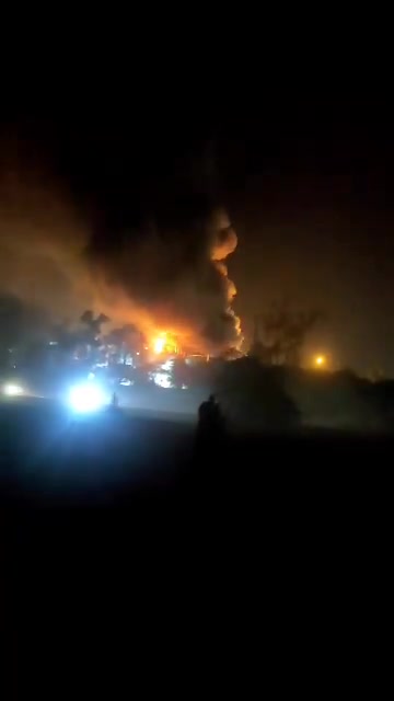 Incendio en la refinería de Shushtar Petro Gobernador de Shushtar: Hace unos minutos, uno de los tanques de combustible de la refinería de Shushtar Petro se incendió. Los bomberos y las fuerzas de rescate están tratando de controlar el incendio.