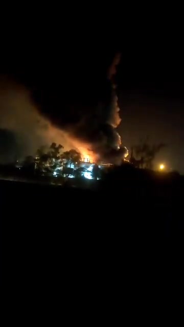 Incendio en la refinería de Shushtar Petro Gobernador de Shushtar: Hace unos minutos, uno de los tanques de combustible de la refinería de Shushtar Petro se incendió. Los bomberos y las fuerzas de rescate están tratando de controlar el incendio.