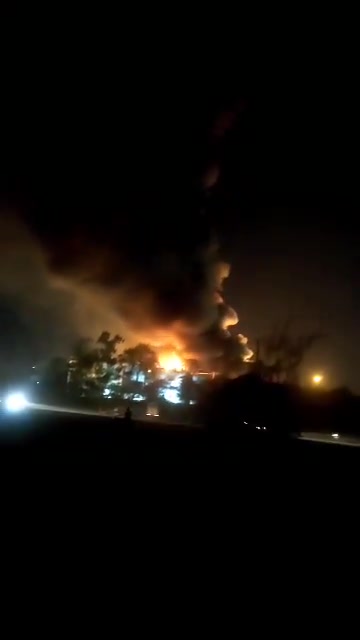 Incêndio na Refinaria Shushtar Petro Governador de Shushtar: Há alguns minutos, um dos tanques de combustível na Refinaria Shushtar Petro pegou fogo. As forças de incêndio e resgate estão tentando controlar o fogo.