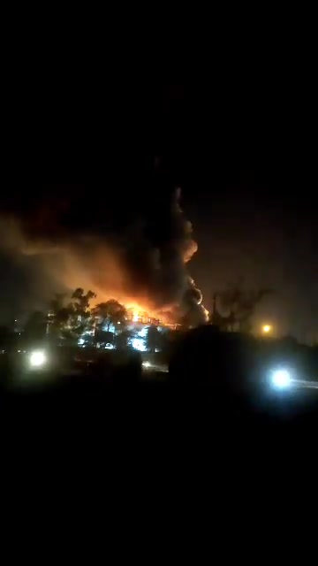 Incendie dans la raffinerie de pétrole de Shushtar Gouverneur de Shushtar : Il y a quelques minutes, un des réservoirs de carburant de la raffinerie de pétrole de Shushtar a pris feu. Les pompiers et les sauveteurs tentent de maîtriser l'incendie.