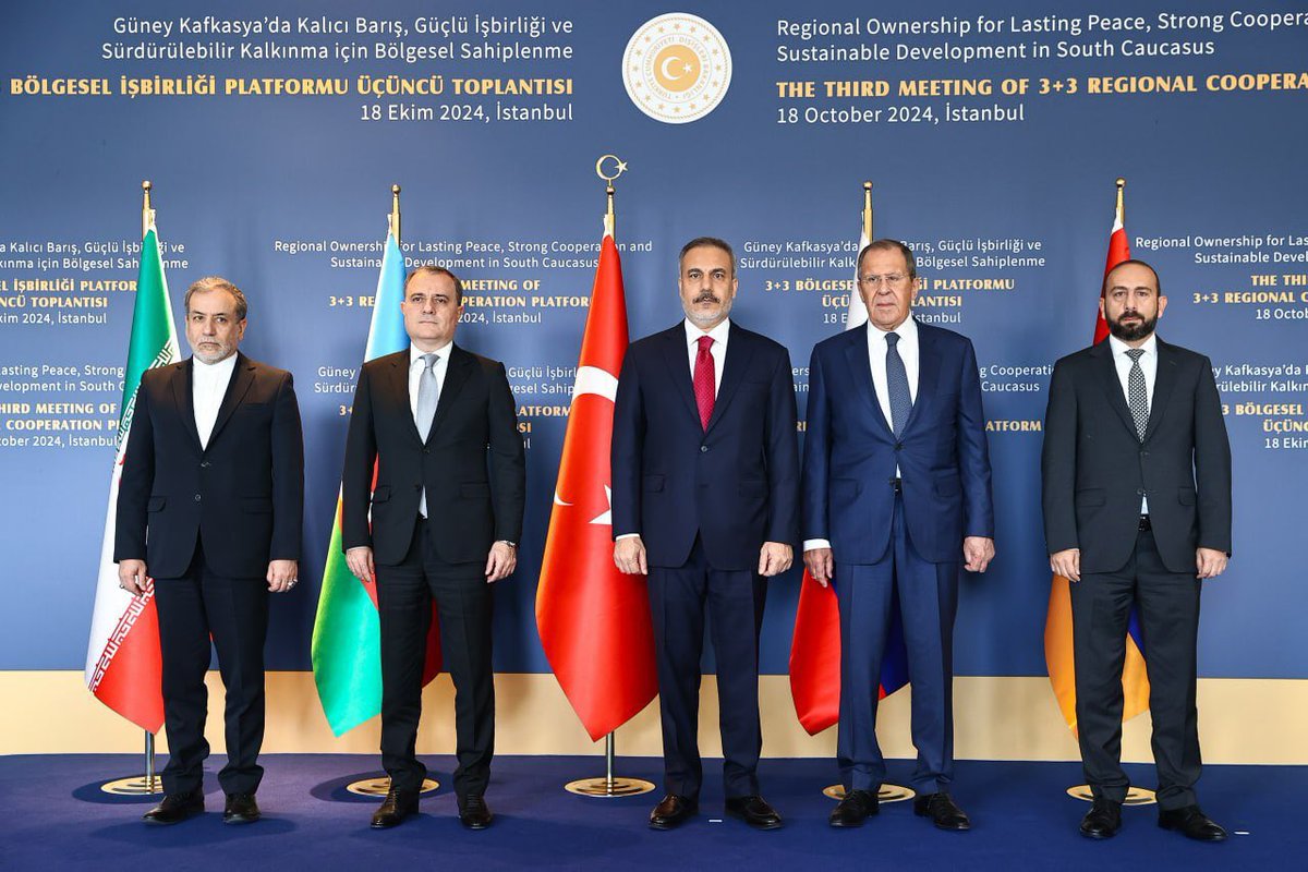 Fotomoment van de ministers van Buitenlandse Zaken van Iran, Rusland, Armenië, Turkije en Azerbeidzjan in 3 3-formaat tijdens een bijeenkomst in Istanbul