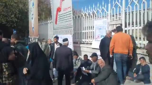 Ispahan, centre de l'Iran : rassemblement de protestation des agriculteurs de Ghahdarijan devant le gouvernorat provincial d'Ispahan