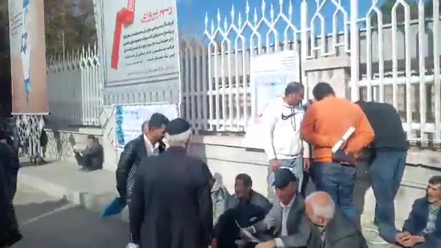 Ispahan, centre de l'Iran : rassemblement de protestation des agriculteurs de Ghahdarijan devant le gouvernorat provincial d'Ispahan