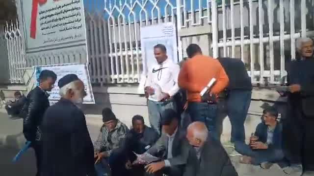 Ispahan, centre de l'Iran : rassemblement de protestation des agriculteurs de Ghahdarijan devant le gouvernorat provincial d'Ispahan