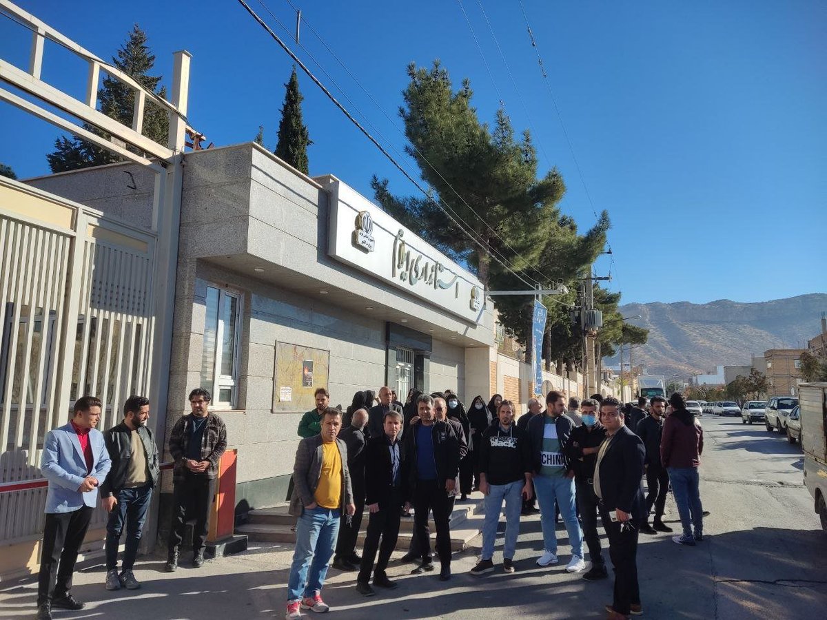 Ilam, oeste de Irán: Los residentes de la aldea de Siah Gel se manifiestan frente a la gobernación de la provincia de Ilam, exigiendo el cese de las operaciones mineras cerca de su aldea que están causando amenazas a la salud y al medio ambiente.