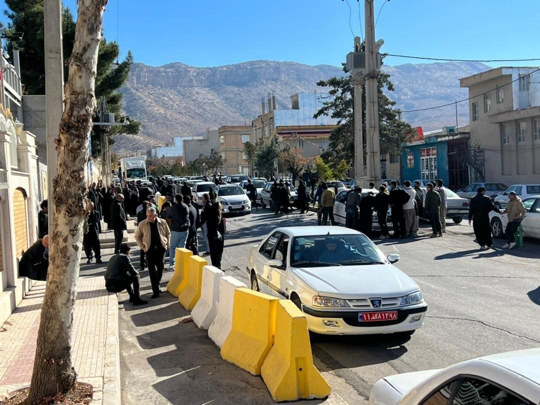 Ilam, oeste de Irán: Los residentes de la aldea de Siah Gel se manifiestan frente a la gobernación de la provincia de Ilam, exigiendo el cese de las operaciones mineras cerca de su aldea que están causando amenazas a la salud y al medio ambiente.