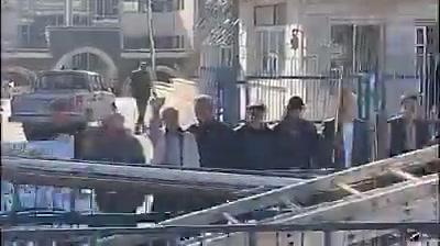 Kermanshah, oeste do Irã: Aposentados da Telecommunication Company of Iran (TCI) continuam os protestos enquanto as autoridades se abstêm de atender às suas demandas. Manifestantes gritam, Aposentados se levantam contra a tirania e a discriminação