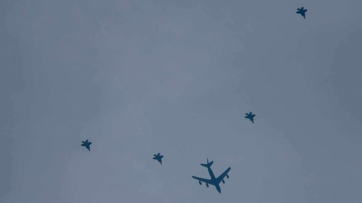 Quatro caças F-35A, acompanhados por aviões-tanque KC-135 e a caminho do Oriente Médio, foram avistados sobre a Itália, de acordo com o The Aviationist