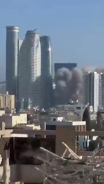 The disaster that the Iranian missiles brought to TelAviv. A direct strike has caused significant destruction in the heart of the city