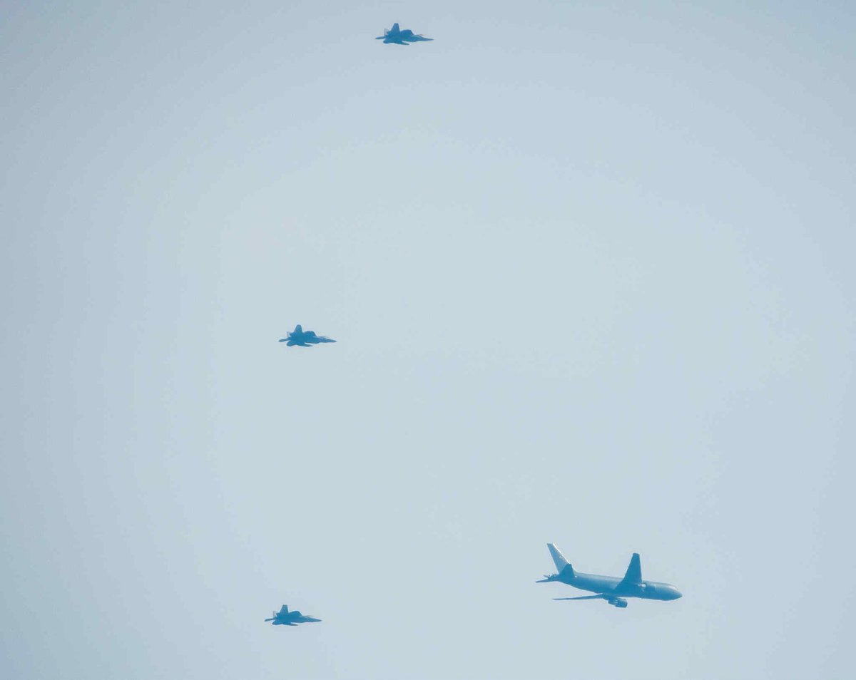 12 U.S. Air Force F-22 stealth fighter jets, supported by KC-135 and KC-46 aerial refueling tankers, have arrived at Muwaffaq Salti Air Base in Jordan after departing from RAF Lakenheath in the United Kingdom