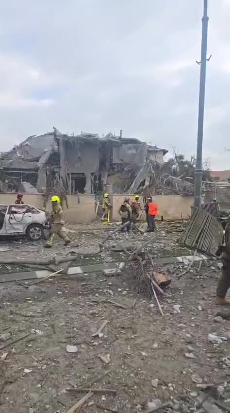 Significant damages in several houses in central Israel after the Iranian missile attack. At least 11 people wounded