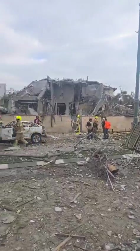 Significant damages in several houses in central Israel after the Iranian missile attack. At least 11 people wounded