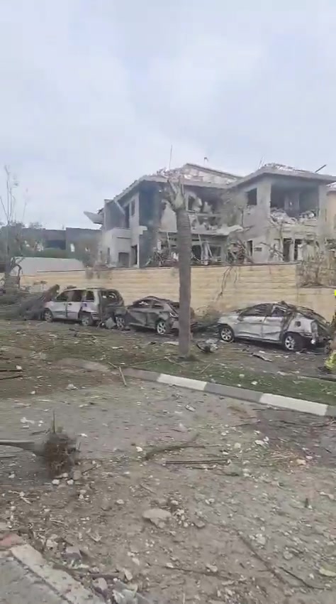 Significant damages in several houses in central Israel after the Iranian missile attack. At least 11 people wounded