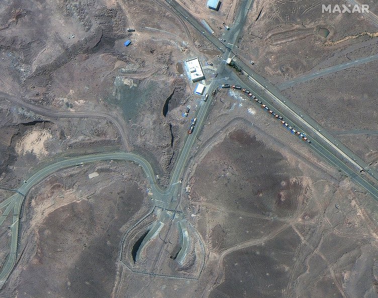 Before the U.S strikes on Esfahan, Natanz and Fordow, @Maxar satellite images showed a possible increase in logistics at Fordow - 16 trucks gathered on 19- 20 June with heavy machinery near the entrance to the main facility