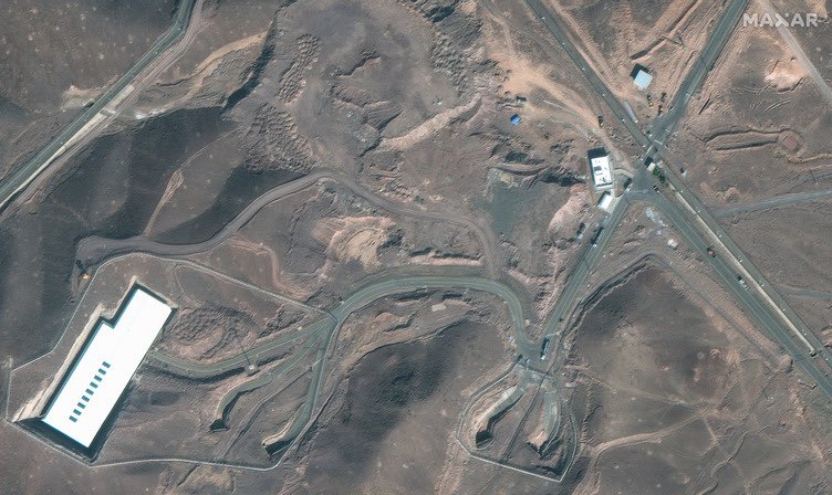 Before the U.S strikes on Esfahan, Natanz and Fordow, @Maxar satellite images showed a possible increase in logistics at Fordow - 16 trucks gathered on 19- 20 June with heavy machinery near the entrance to the main facility