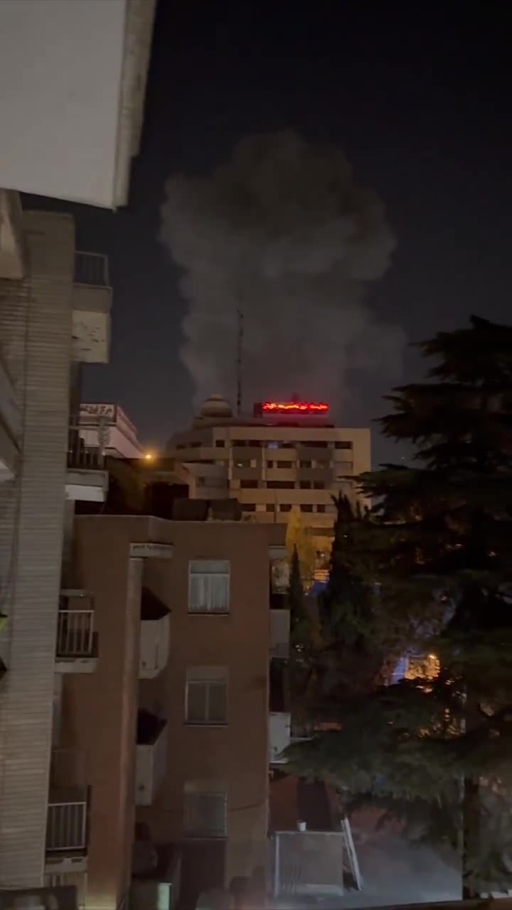An unprecedented and violent bombing is currently rocking the capital, Tehran, and the sound of Israeli fighter jets can be clearly heard in the sky of Tehran, as shown in the clip.
