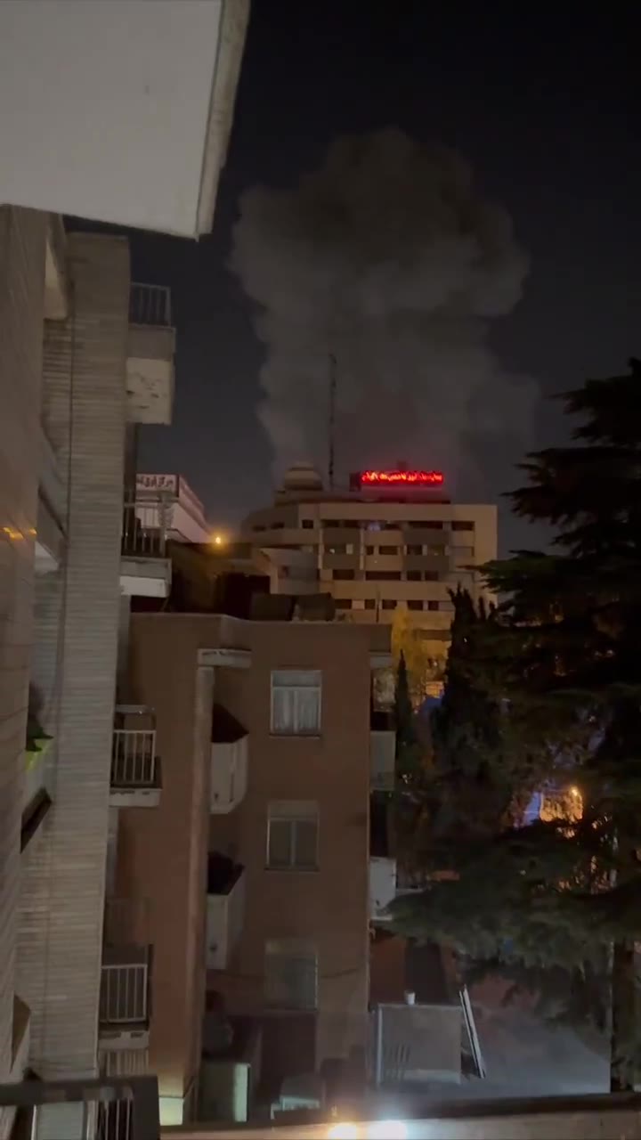 An unprecedented and violent bombing is currently rocking the capital, Tehran, and the sound of Israeli fighter jets can be clearly heard in the sky of Tehran, as shown in the clip.