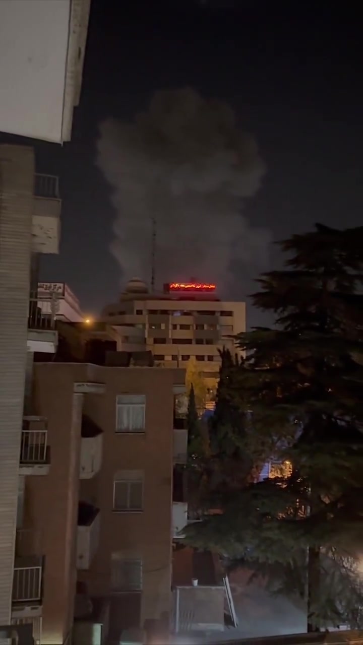 An unprecedented and violent bombing is currently rocking the capital, Tehran, and the sound of Israeli fighter jets can be clearly heard in the sky of Tehran, as shown in the clip.