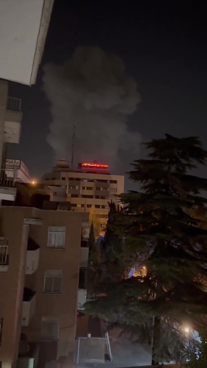 An unprecedented and violent bombing is currently rocking the capital, Tehran, and the sound of Israeli fighter jets can be clearly heard in the sky of Tehran, as shown in the clip.