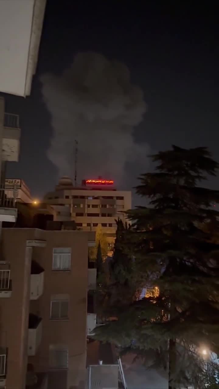An unprecedented and violent bombing is currently rocking the capital, Tehran, and the sound of Israeli fighter jets can be clearly heard in the sky of Tehran, as shown in the clip.
