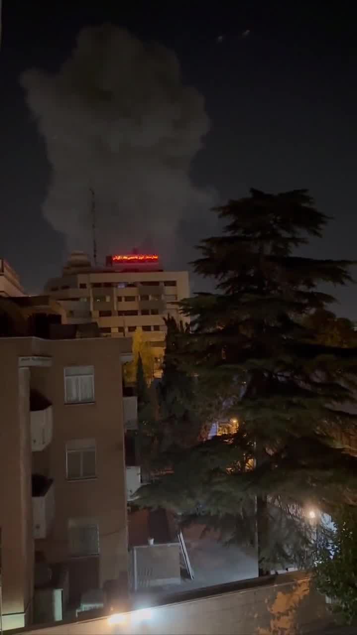 An unprecedented and violent bombing is currently rocking the capital, Tehran, and the sound of Israeli fighter jets can be clearly heard in the sky of Tehran, as shown in the clip.