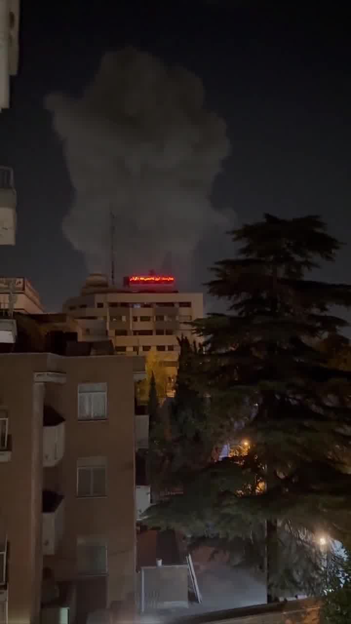 An unprecedented and violent bombing is currently rocking the capital, Tehran, and the sound of Israeli fighter jets can be clearly heard in the sky of Tehran, as shown in the clip.